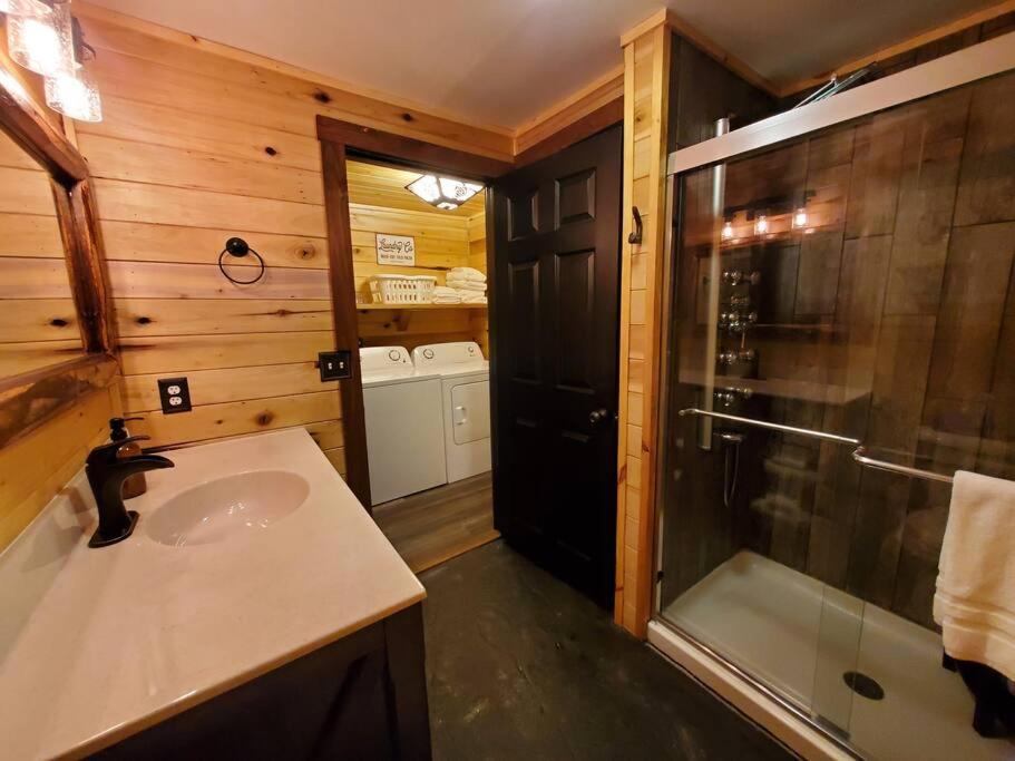 Luxury Cabin W/ Game Room & Hot Tub At Cave Run Lake Wellington Exterior photo